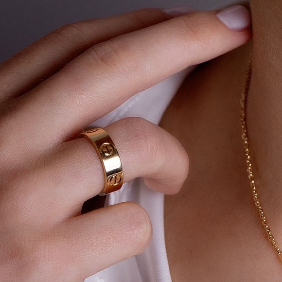 Elegant Gold Band Ring - Picture 1 of 5